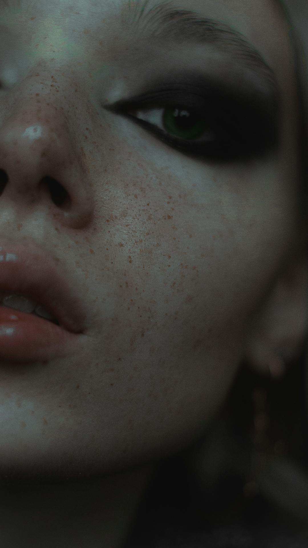 Primer plano editorial: labio rojo, fondo oscuro y luz de estudio