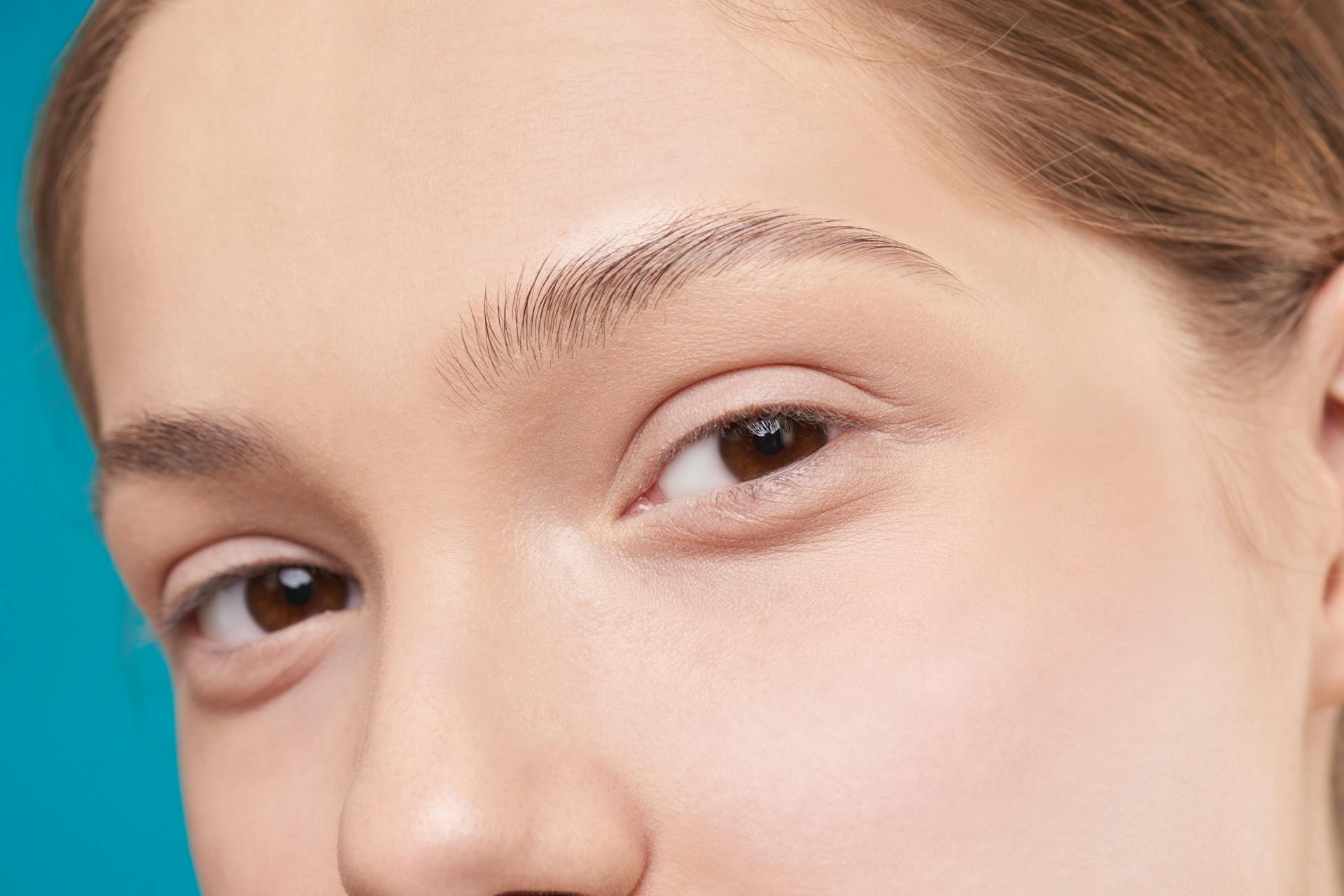 Detalle editorial de maquillaje con sombra dramática