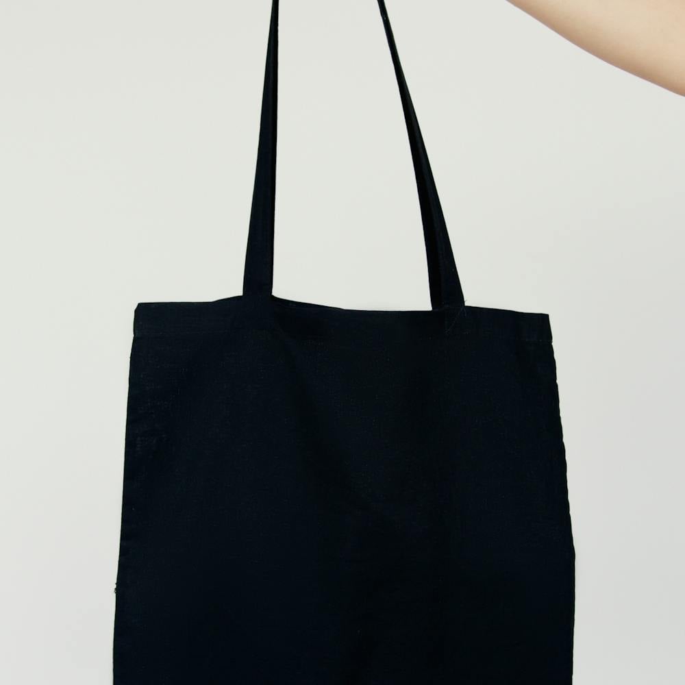Tote bag negro de algodón orgánico con logo bordado en rosa
